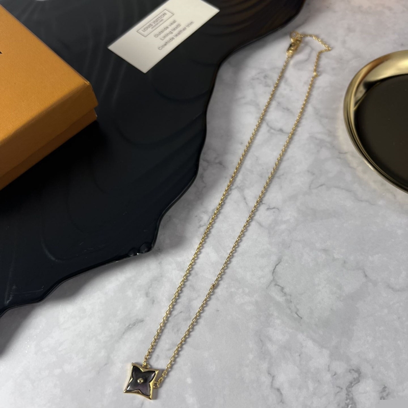 Ba*len*cia*ga necklaces